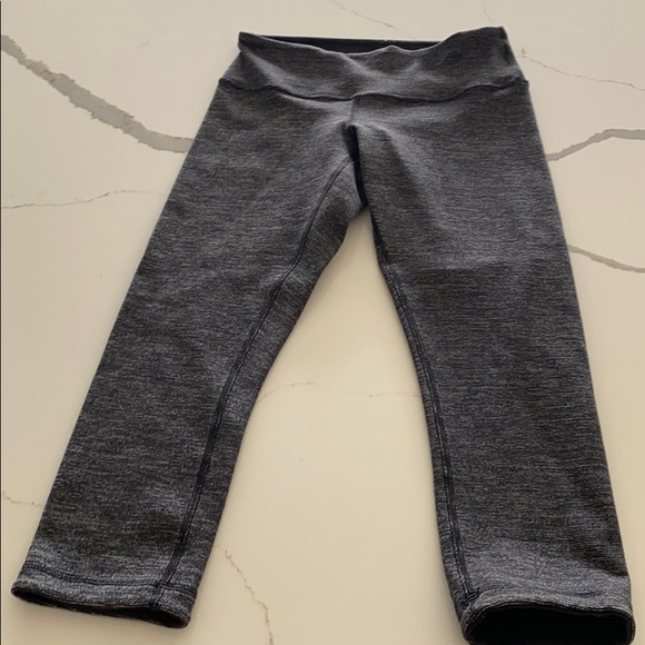 Lululemon reversible crop pant size 4 black - Picture 3 of 5